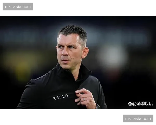 终场哨响，保级成功的卢顿主帅在场边与家人激动相拥