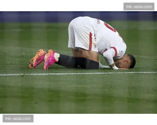 塞维利亚主场大雨滂沱，比赛两度中断，工作人员紧急处理积水