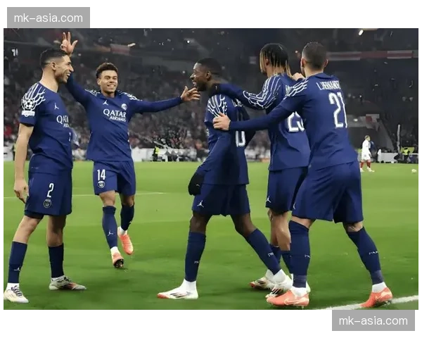 巴黎圣日耳曼主场迎战拜仁慕尼黑，卫冕冠军与德甲巨人的半决赛首回合对决