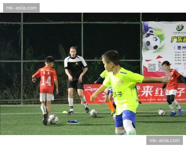 巴黎郊区举办大型青少年足球节，众多俱乐部球探到场